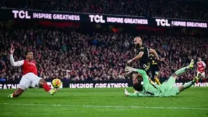 Arsenal vs Manchester United: Gol Bunuh Diri Martinez dan Aksi Mbuemo Buat Skor Imbang 1-1