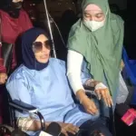 Doktif Penuhi Panggilan Polisi Gunakan Kursi Roda Terkait Laporan Pencemaran Nama Baik Richard Lee