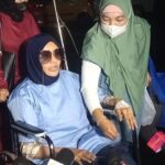 Doktif Penuhi Panggilan Polisi Gunakan Kursi Roda Terkait Laporan Pencemaran Nama Baik Richard Lee