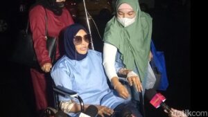 Doktif Penuhi Panggilan Polisi Gunakan Kursi Roda Terkait Laporan Pencemaran Nama Baik Richard Lee