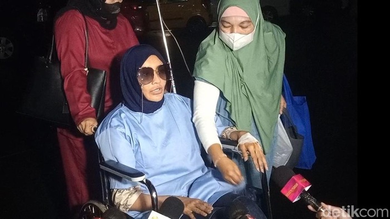 Doktif Penuhi Panggilan Polisi Gunakan Kursi Roda Terkait Laporan Pencemaran Nama Baik Richard Lee