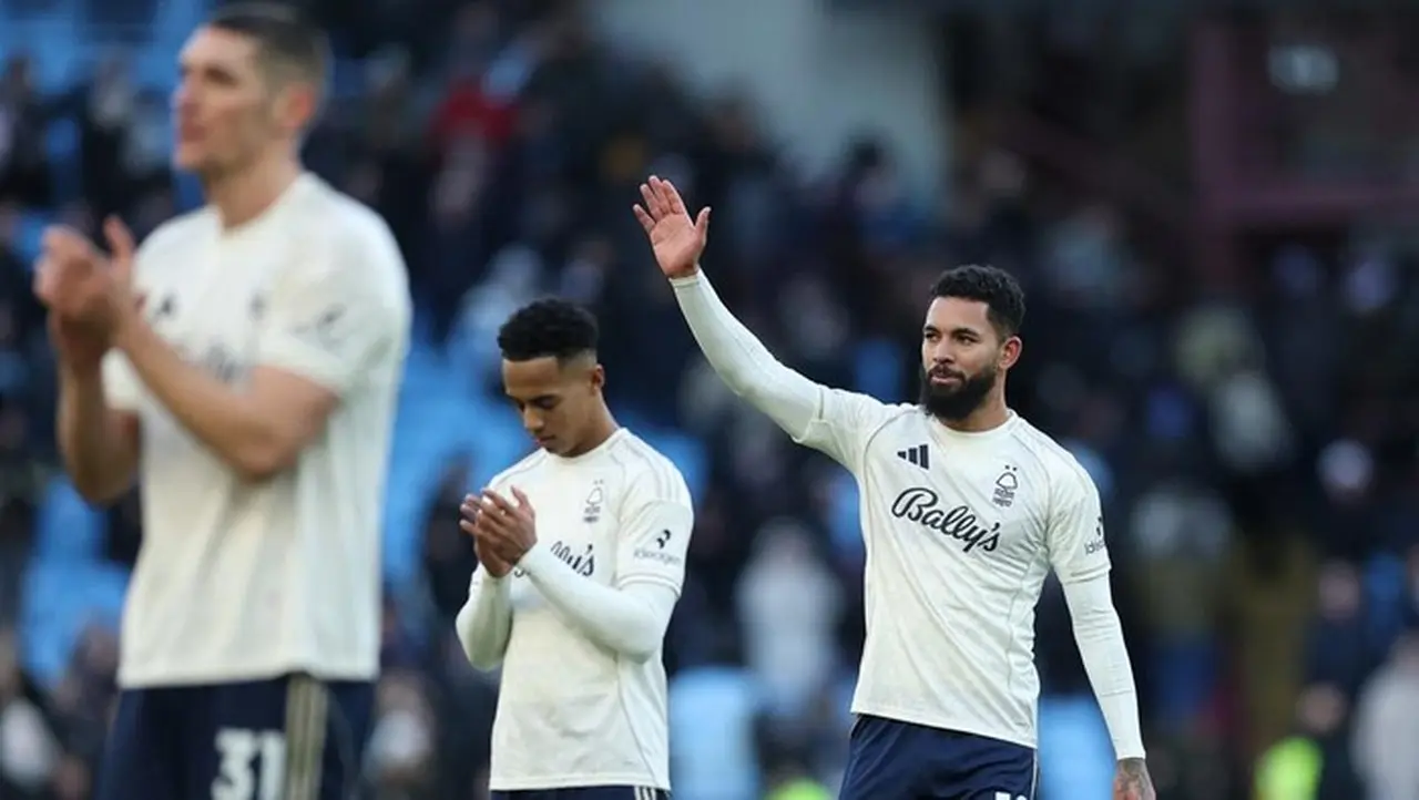 Douglas Luiz Resmi Kembali ke Aston Villa, Tinggalkan Nottingham Forest untuk Atasi Krisis Gelandang