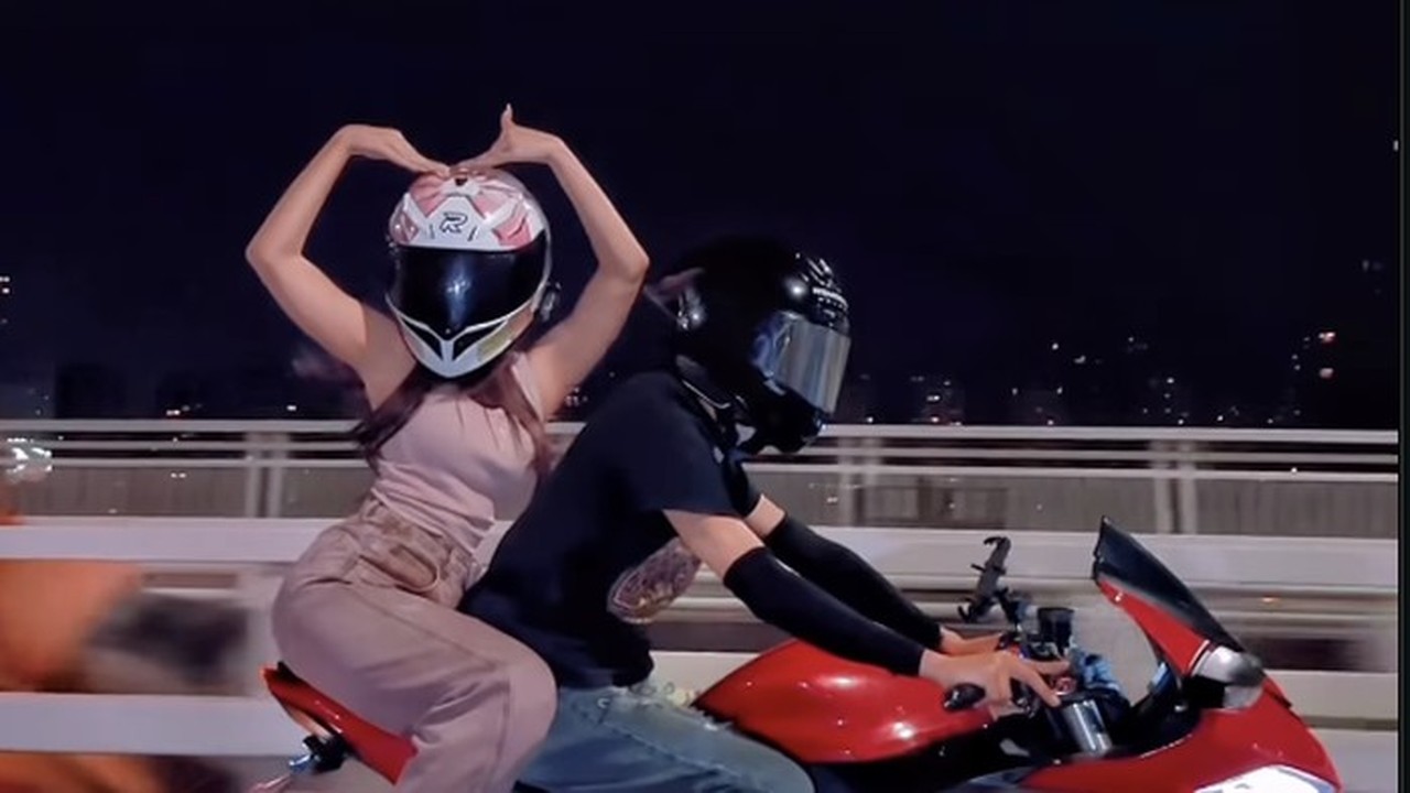 Fuji Beri Klarifikasi Terkait Video Viral Boncengan Motor: Itu Jasa Ojek yang Saya Bayar Rp1 Juta