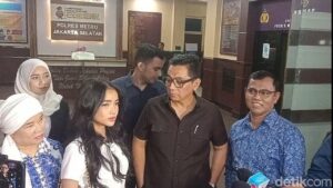 Fuji Sambangi Polres Metro Jakarta Selatan Terkait Kasus Penggelapan Dana Rp1 Miliar oleh Eks Rekan Kerja