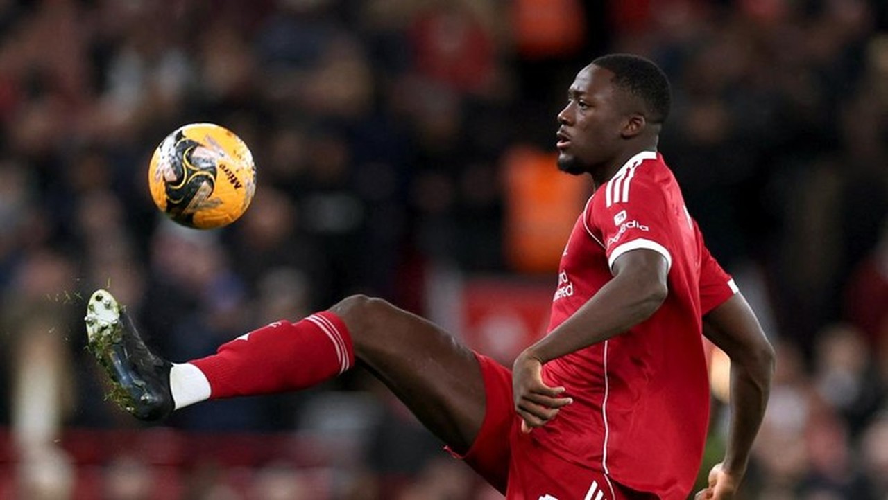 Ibrahima Konate Berduka, Arne Slot Berikan Waktu Privasi Usai Sang Ayah Hamady Konate Wafat