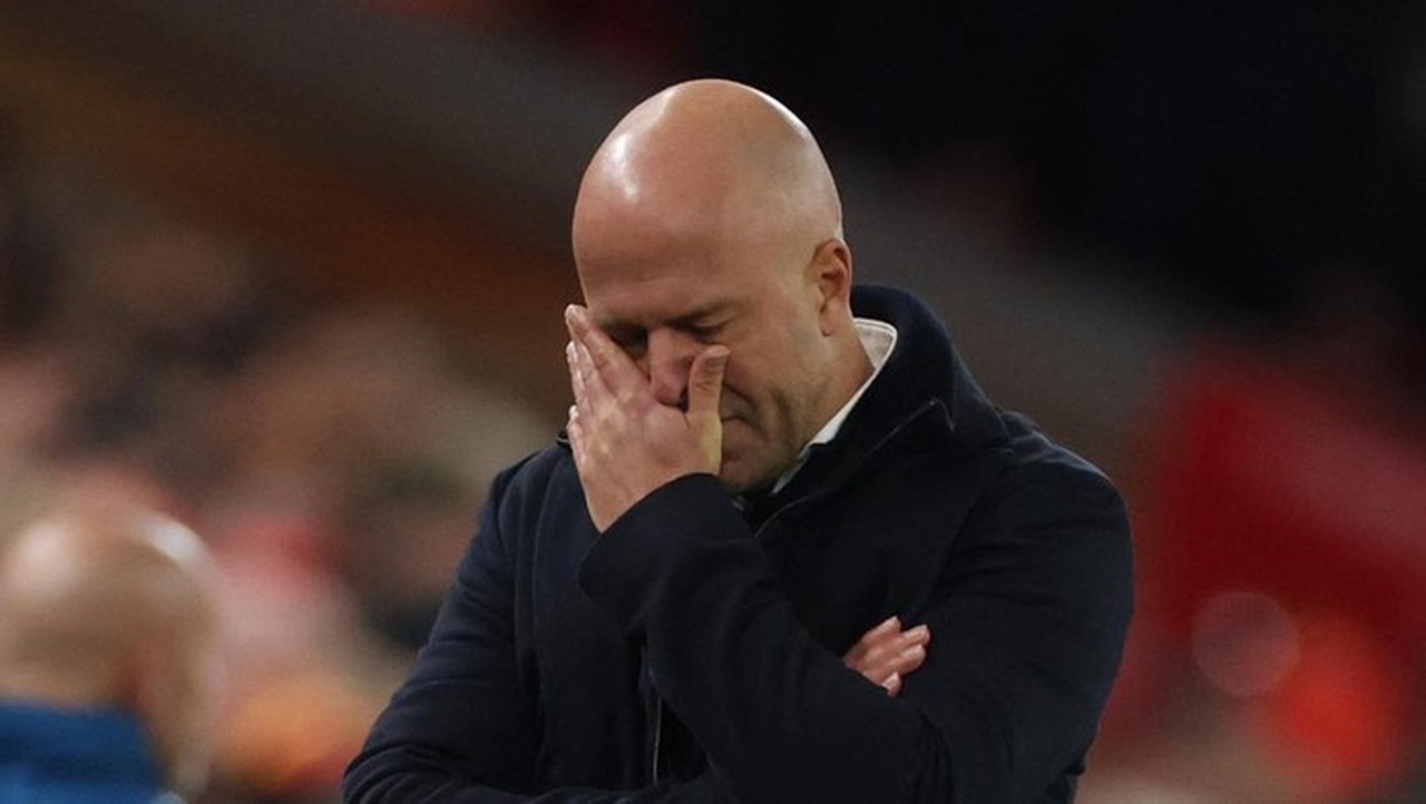 Jamie Carragher Pasang Badan Bela Arne Slot dari Kritik Tajam Fans Liverpool: Beri Dia Penghormatan