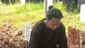 Kunjungan Haru Reza Arap ke Makam Lula Lahfah di TPU Rawa Terate: Ungkap Keinginan Mendiang Kekasih agar Dirinya Lebih Maju dan ‘Gila’ Lagi
