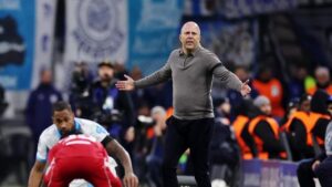 Steven Gerrard Semprot Arne Slot: Setop Protes Lawan Bertahan, Liverpool Harus Kejam!