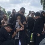 Suasana Haru Pemakaman Lucky Widja di TPU Jeruk Purut: Isak Tangis Sang Ibunda Pecah di Liang Lahad