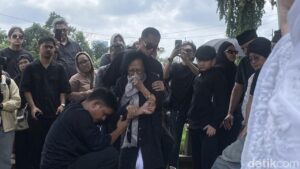 Suasana Haru Pemakaman Lucky Widja di TPU Jeruk Purut: Isak Tangis Sang Ibunda Pecah di Liang Lahad