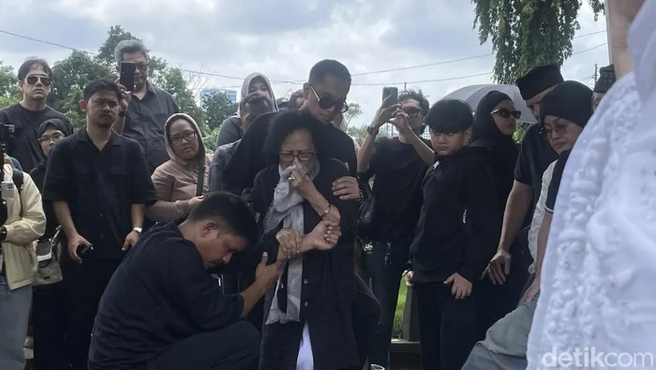Suasana Haru Pemakaman Lucky Widja di TPU Jeruk Purut: Isak Tangis Sang Ibunda Pecah di Liang Lahad