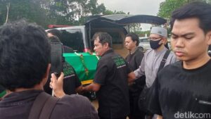 Suasana Haru Pemakaman Lula Lahfah di TPU Rawa Terate: Ayah Sampaikan Permintaan Maaf dan Bahas Utang