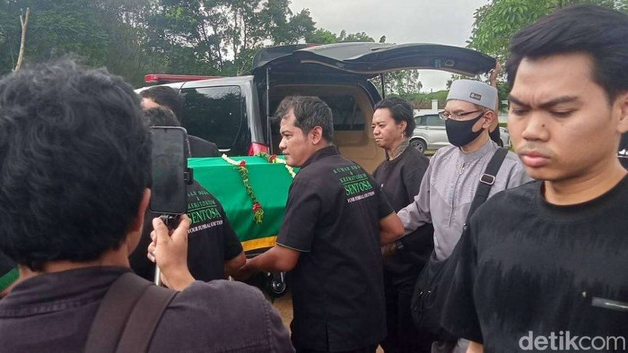 Suasana Haru Pemakaman Lula Lahfah di TPU Rawa Terate: Ayah Sampaikan Permintaan Maaf dan Bahas Utang