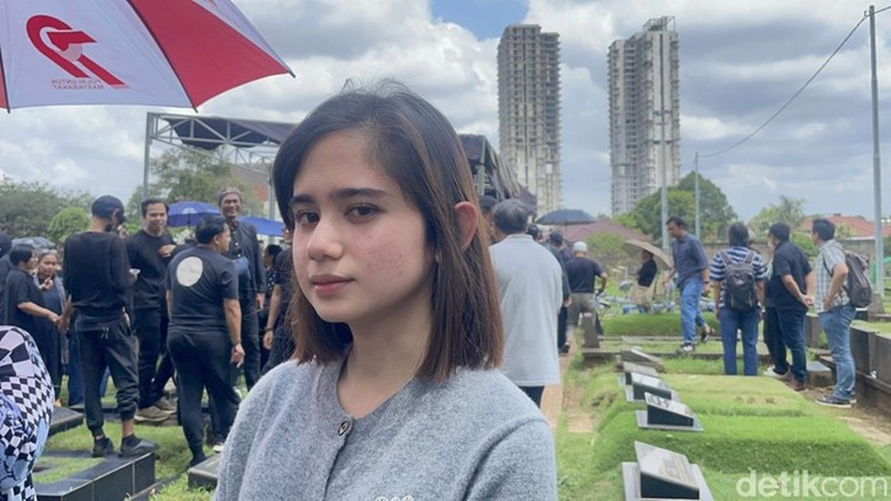 Tissa Biani Kenang Sosok Lucky Widja di TPU Jeruk Purut: Sudah Dianggap Seperti Keponakan Sendiri Tissa Biani Kenang Sosok Lucky Widja di TPU Jeruk Purut: Sudah Dianggap Seperti Keponakan Sendiri