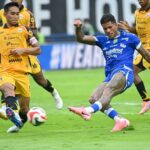 Persib Bandung Hadapi Persita, Bojan Hodak Soroti Persaingan Puncak Klasemen Liga 1 dengan Persija