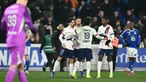 Strasbourg vs PSG: Les Parisiens Menang Tipis 2-1, Diwarnai Kartu Merah Achraf Hakimi