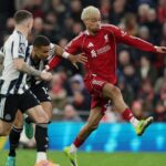 Wayne Rooney: Performa Ekitike Bikin Alexander Isak Patut Khawatir di Liverpool