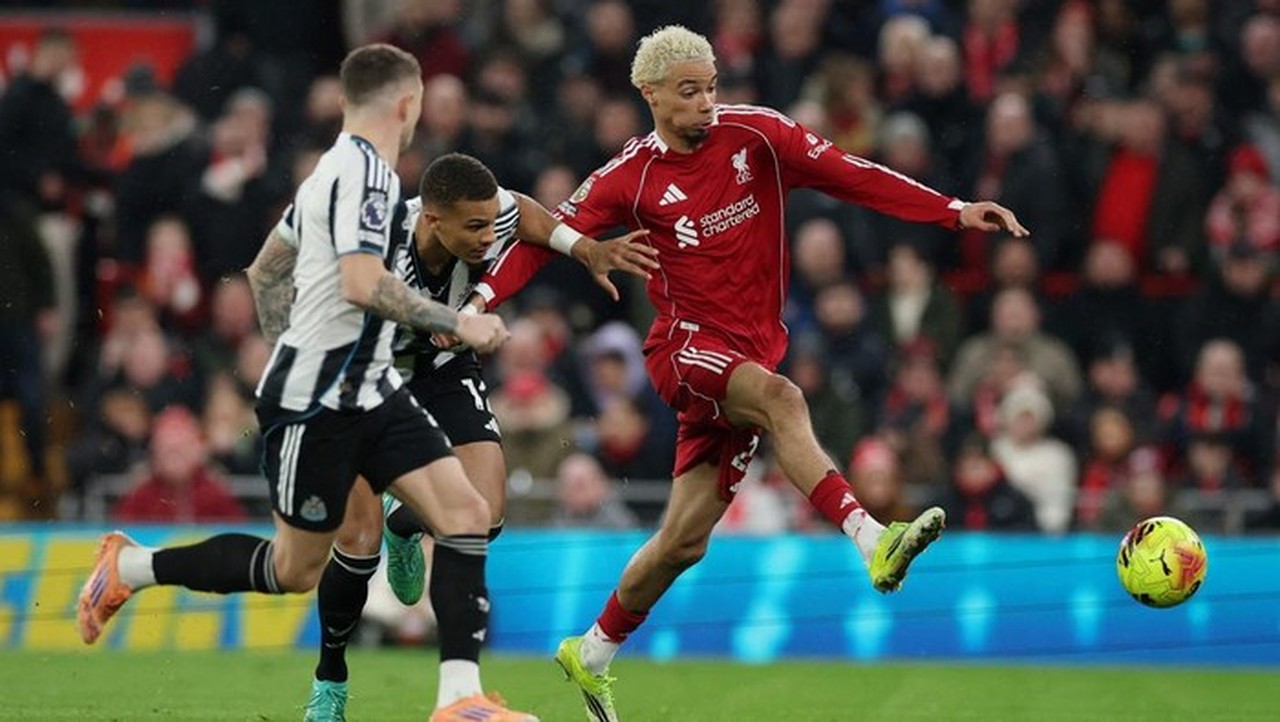 Wayne Rooney: Performa Ekitike Bikin Alexander Isak Patut Khawatir di Liverpool